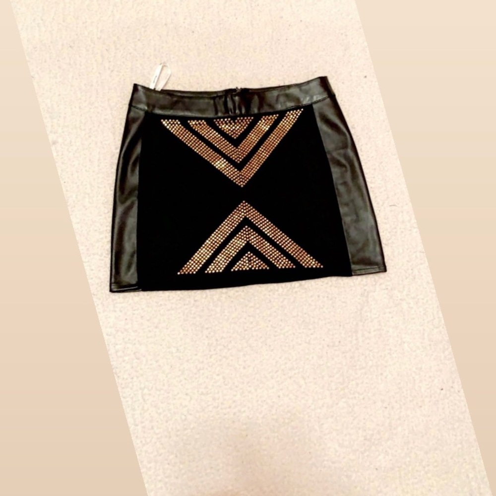 Mini Skirt. Black w/ Gold Embellishments🖤